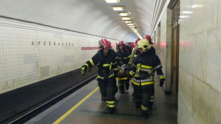 В Киеве на станции метро "Арссенальная" из-под вагона достали 20-летнего парня - фото