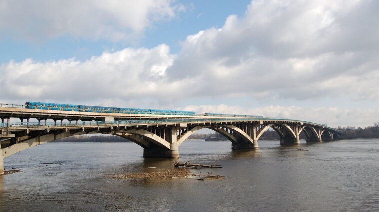 В Киеве могут закрыть на ремонт мост Метро: будет ли работать красная ветвь метрополитена
