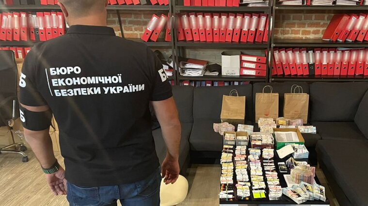 Известный львовский ресторанный холдинг платил "черную" зарплату более чем двум тысячам работников
