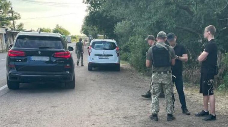 Иностранец организовал новую схему незаконного пересечения границы Украины для мужчин