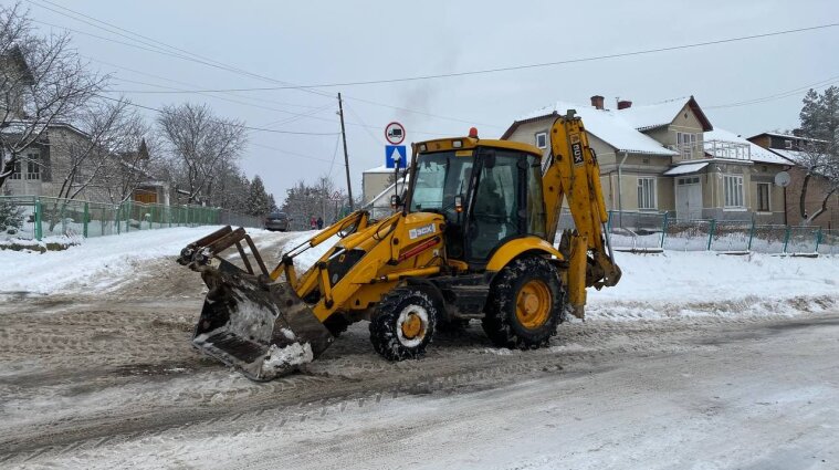 Почти две тысячи спецавтомобилей борются со снегом на украинских дорогах
