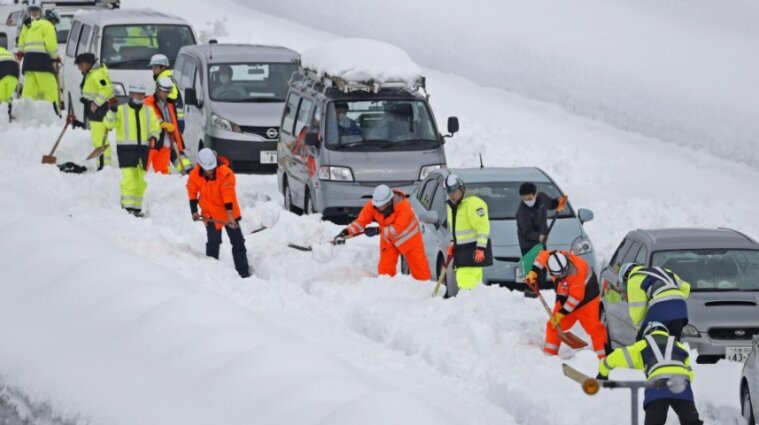 В Японии из-за снегопада тысячи машин застягры на дорогах