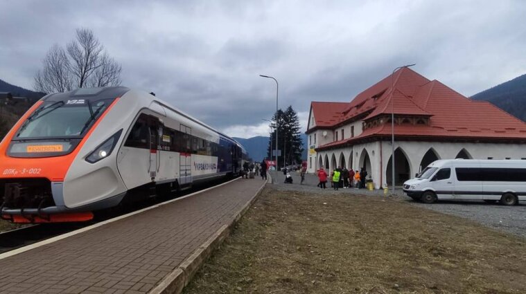 Укрзалізниця запустила "гірські шатли" до Карпат