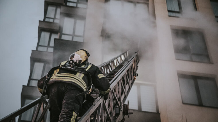 У Києві горів багатоповерховий будинок: врятували 16 людей