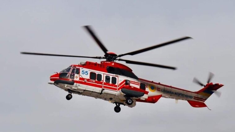 Вертолетом в Киев доставили раненого в Житомирской области мальчика (видео)