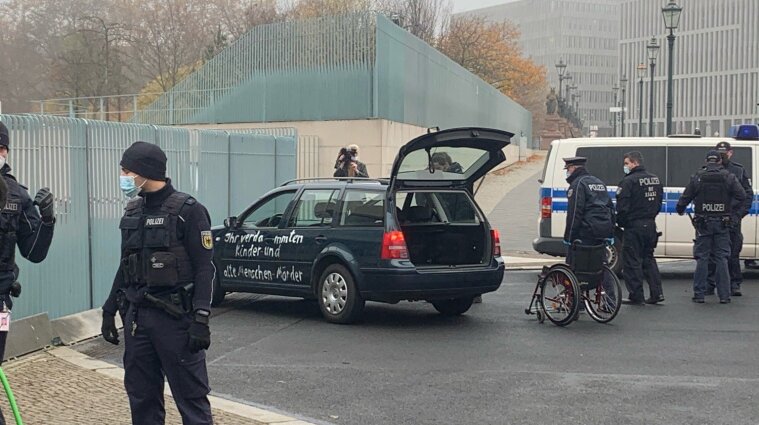 У Берліні автівка антиглобалістів в`їхала у ворота офісу Ангели Меркель