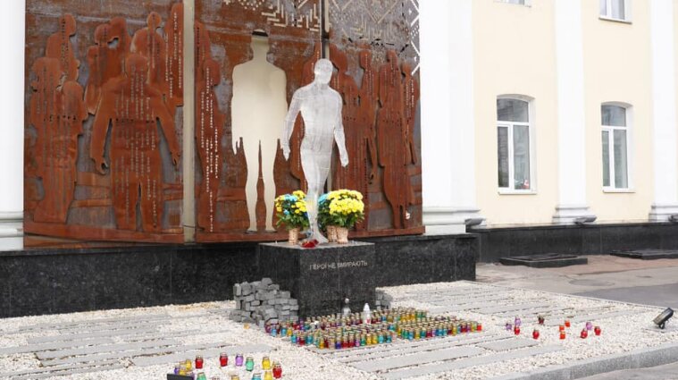 В Житомире вандал повредил памятник Героям Небесной Сотни