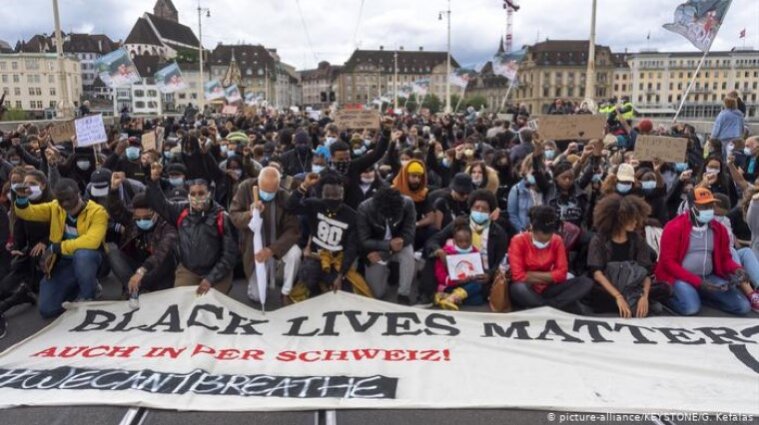 В Швейцарии разогнали женскую демонстрацию к 8 марта