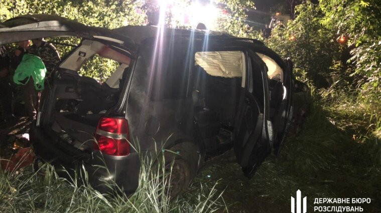 На Вінниччині п`яний поліціянт врізався автівкою в дерево, є загиблі (фото)