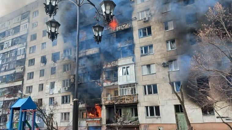 На Луганщині палають десятки будинків: окупанти обстрілюють населені пункти й вдень і вночі