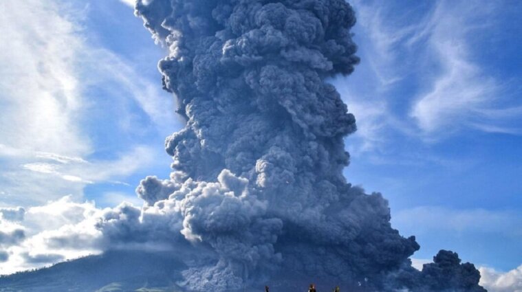 Из-за вулкана в Индонезии эвакуировали уже более 4,5 тысячи человек