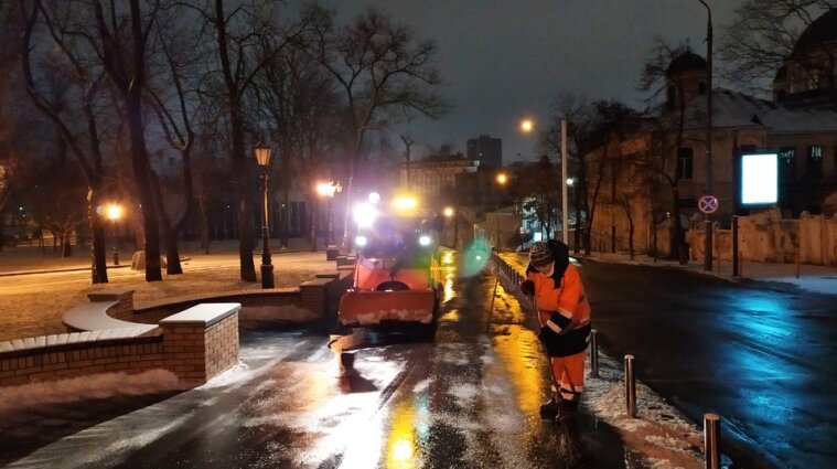 В Киеве из-за снегопада на улицах работают 359 единиц техники