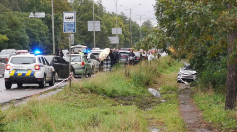 Автівка насмерть збила пішохода після ДТП у Києві - фото