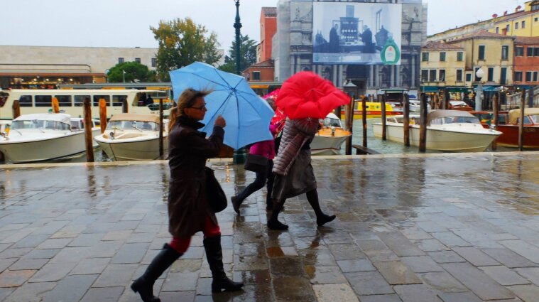 Сильный ветер и дождь: синоптики объявили штормовое предупреждение в Украине