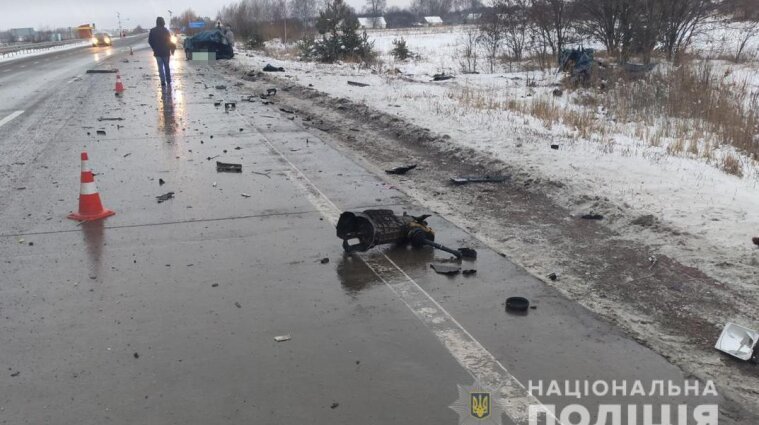 На Житомирщині ВАЗ влетів у вантажівку Renault: загинула жінка, її чоловік травмувався