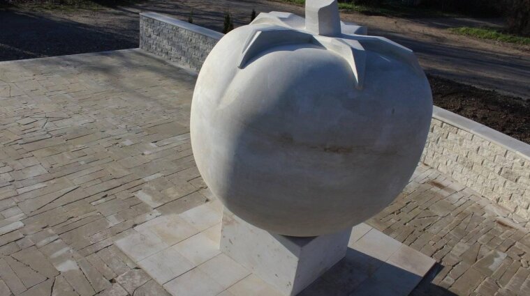 В Винницкой области установили памятник помидору - фото