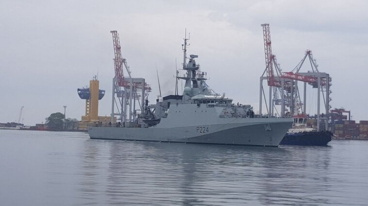 Корабль флота Великобритании зашел в порт Одессы - фото