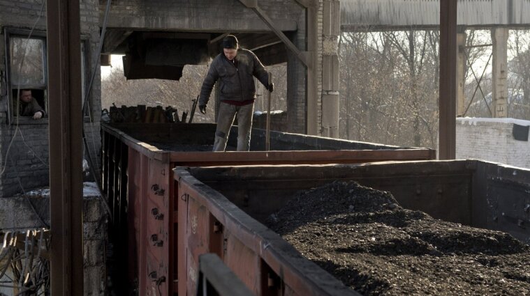 На Дніпропетровщині злочинці обкрадали потяги з вугіллям - фото