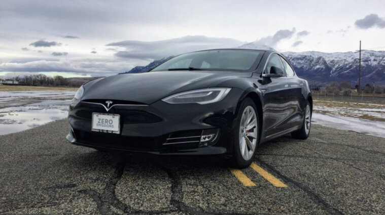 Автопилот Tesla перепутал рекламу со светофором и отказался ехать: видео