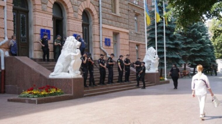 Правоохоронці проводять обшуки в Чернівецькій ОВА - фото