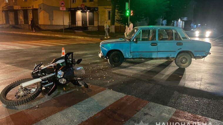 Не уступила дорогу: легковушка столкнулась с мотоциклом на Волыни (фото)