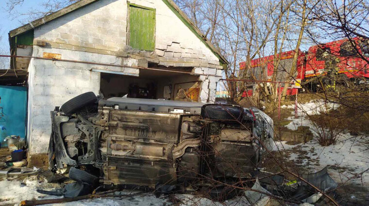 На Днепропетровщине легковушка протаранила стену дома: пятеро пострадавших - фото
