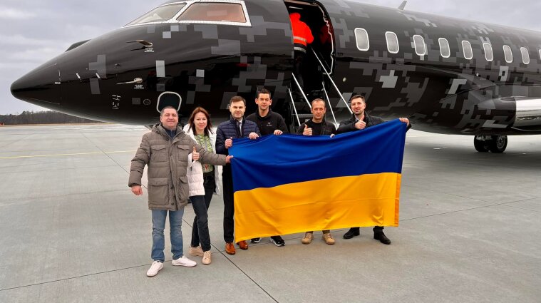 Привез помощь ВСУ: командир экипажа SpaceX прилетел в Украину (фото)