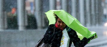 Дуже мокро і холодно: до України в неділю прийде черговий циклон