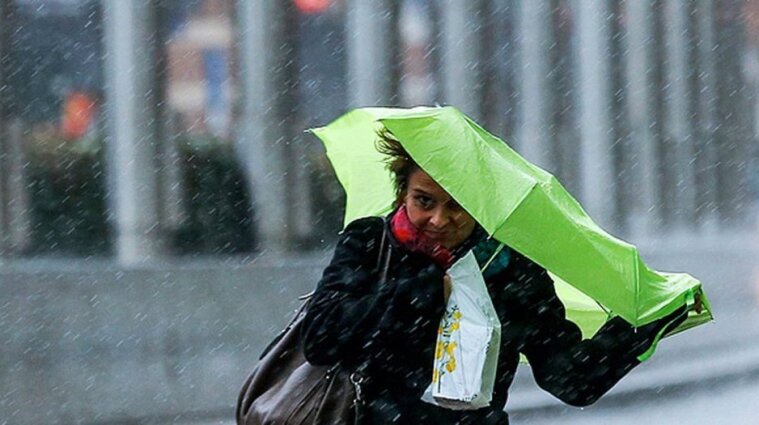 Дуже мокро і холодно: до України в неділю прийде черговий циклон