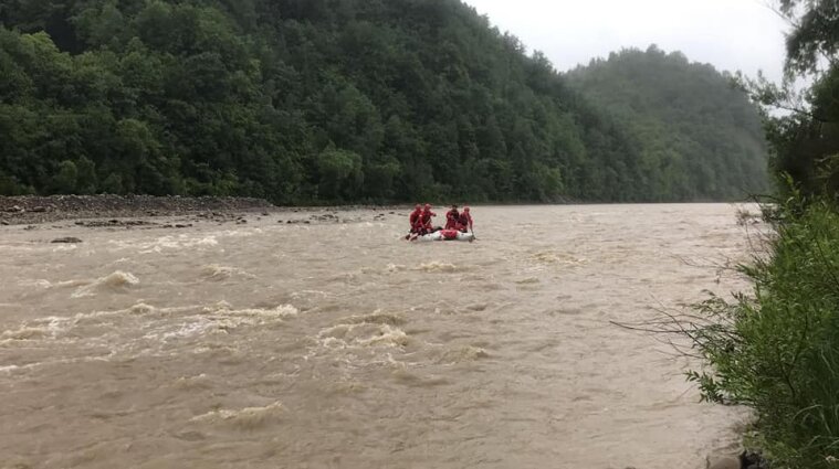 На Прикарпатье мальчик поскользнулся и упал в реку: его тело нашли спасатели