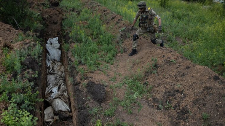 Под Лисичанском найдена братская могила с телами 300 мирных жителей - фото