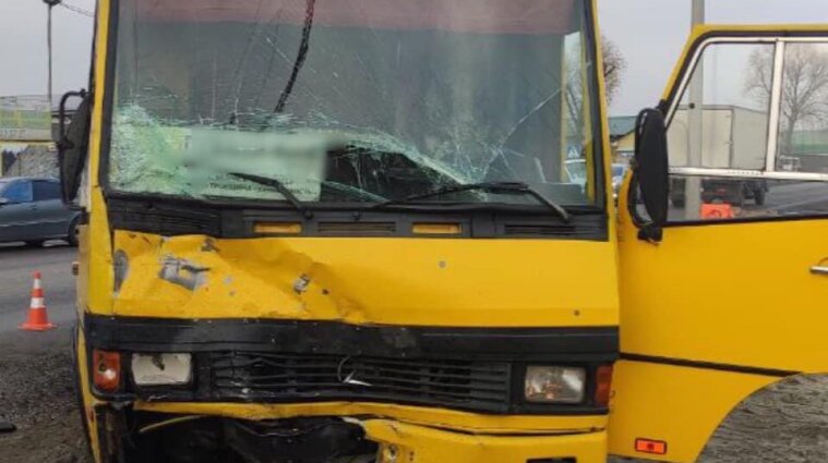 Під Києвом маршрутка зіткнулася з мікроавтобусом: постраждало чотири людини