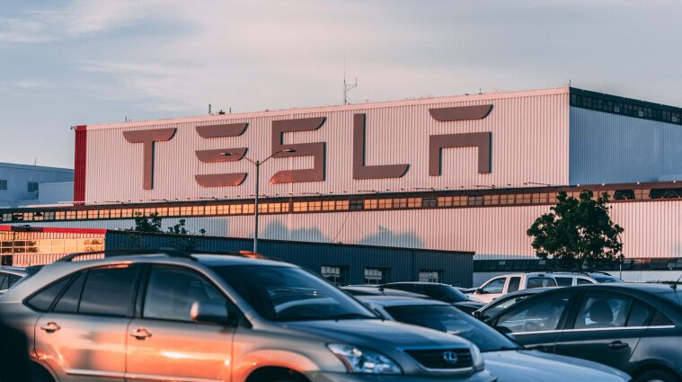 Ілон Маск продав акції Tesla майже на мільярд доларів