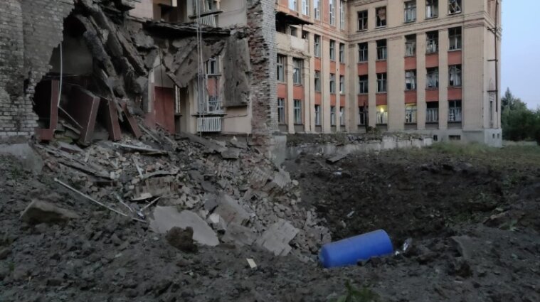 Орки обстреляли школу в Донецкой области - фото