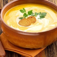 Прості рецепти смакоти: часниковий суп із вершками та домашніми сухариками