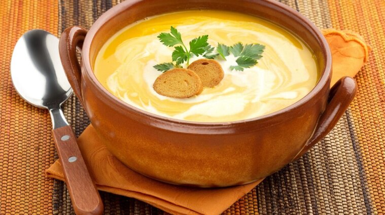 Прості рецепти смакоти: часниковий суп із вершками та домашніми сухариками