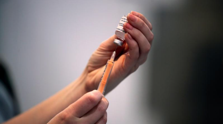 AstraZeneca заявила, що COVID-вакцина не призводить до утворення тромбів