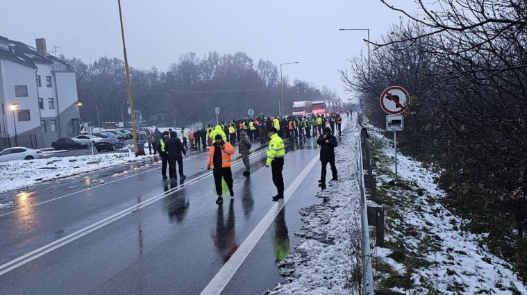Словаки заблокировали КПП Вышнее Немецкое – Ужгород