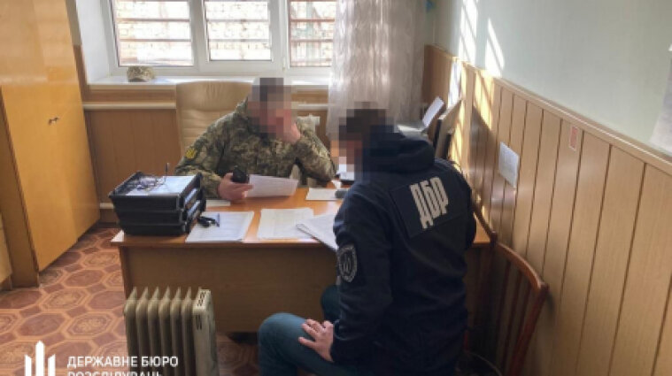 На Рівненщині командир військової частини оформив "бойові" доплати на доньку та дружину