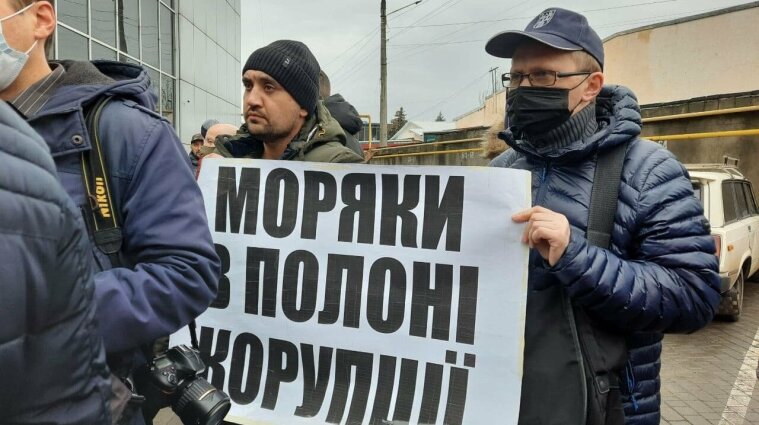 Протест моряков в Одессе: активисты перекрыли трассу на Киев