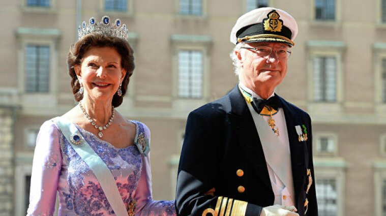 Король и королева Швеции сделали прививки от коронавируса
