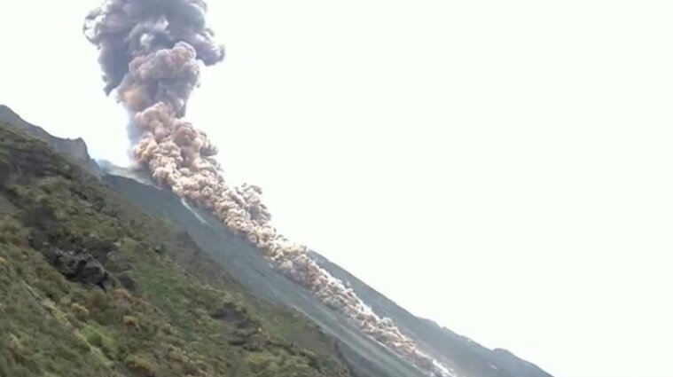 Вибух у кратері вулкана стався поблизу Сицилії - відео