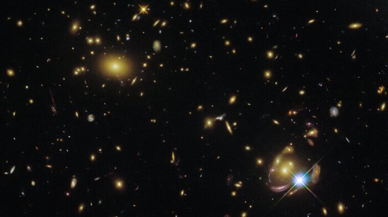 Hubble сделал фото тройной галактики в космосе - фото
