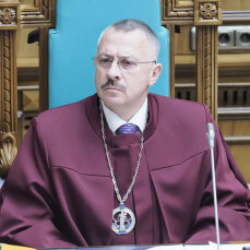 Київський суд три місяці не може ухвалити рішення у справі проти в.о. голови КСУ Головатого