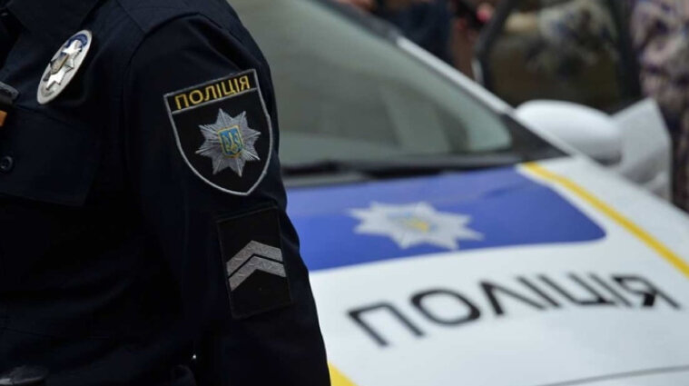 Резали ножом: в Киеве двое мужчин повредили агитационную палатку