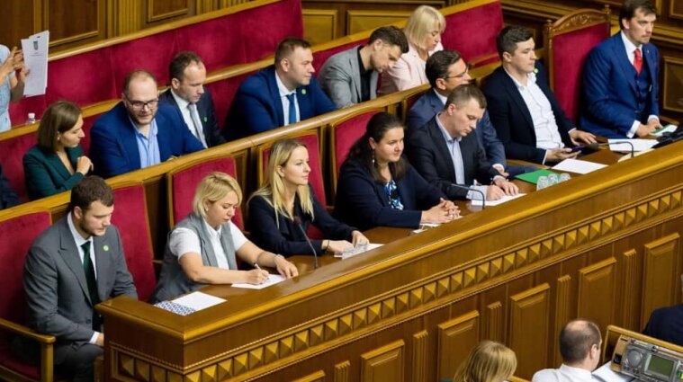 Кадрові зміни в уряді: політолог вважає, що міністри позбуваються посад через зв'язки з Разумковим