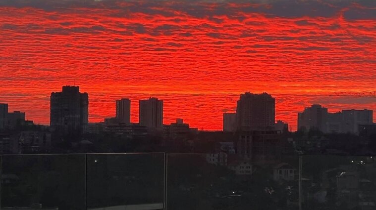 "Кровавые облака" заметили в небе над Киевом - фото