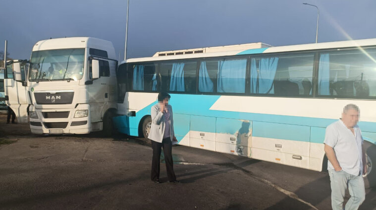 Вантажівка зіткнулася з автобусом на Одещині: постраждали 17 людей