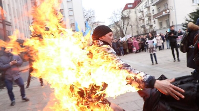 У Мінську чоловік вчинив самоспалення біля Будинку уряду - відео
