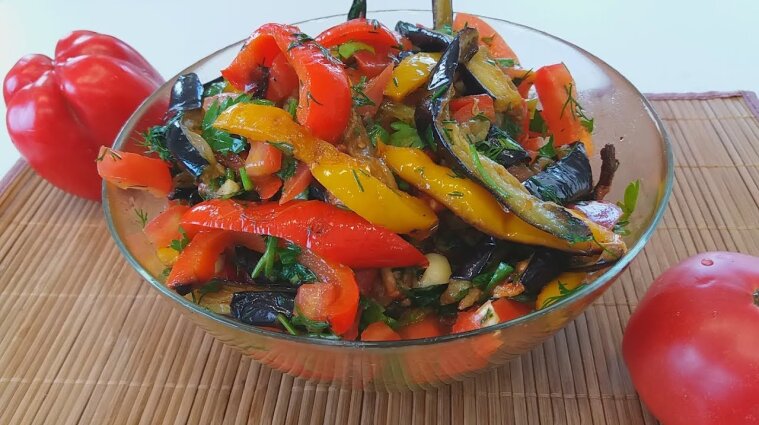 Прості рецепти смакоти: літній салат з перцем і баклажанами